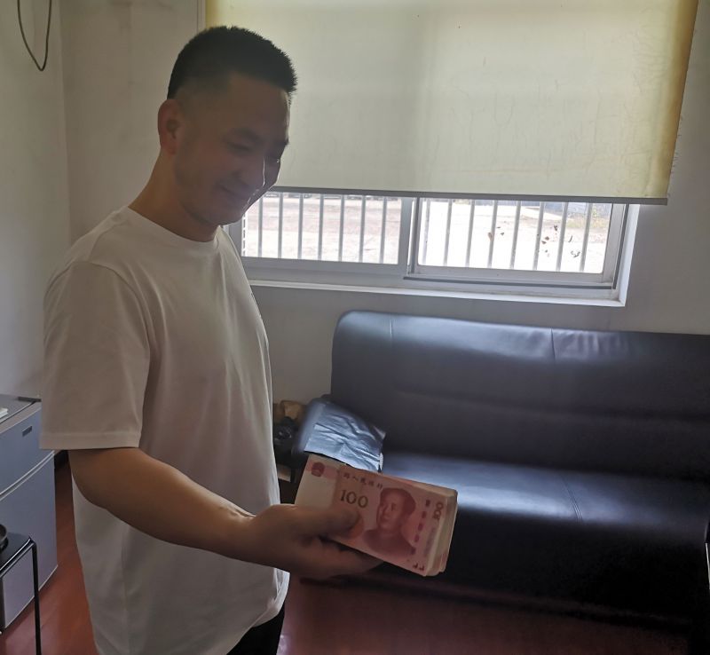 點贊！拾金不昧好的哥 萬元現(xiàn)金物歸原主